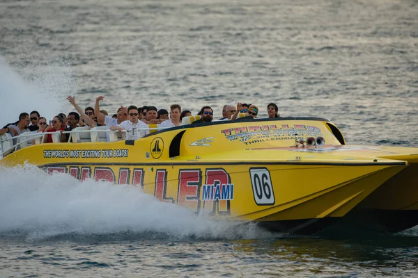 Thriller miami Schnellboot mit Touristen begeistert für Geschwindigkeit — Stockfoto