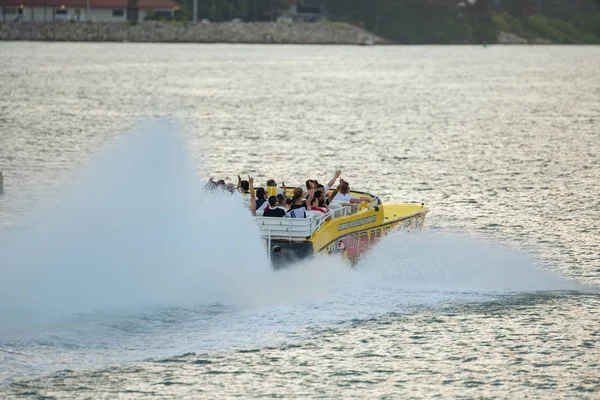 Thriller Miami łodzią motorową z turystami podekscytowany dla prędkości — Zdjęcie stockowe