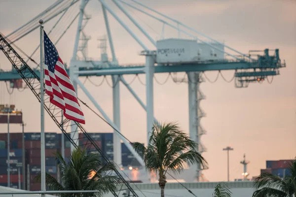 Fokus på amerikansk flagg med port Miami i bakgrunden — Stockfoto