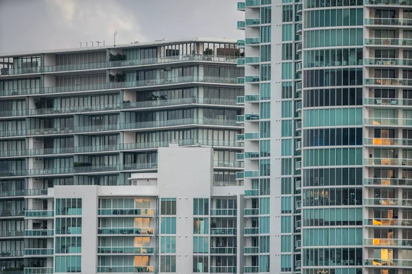 Parede de edifícios altos concreto e vidro — Fotografia de Stock