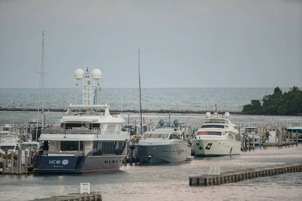 Yates de lujo en el Miami Beach Marina — Foto de Stock
