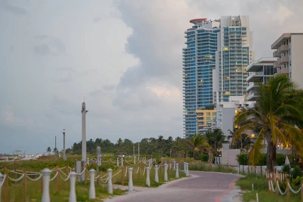 Atlantic Way Miami Beach un sendero peatonal y para bicicletas — Foto de Stock