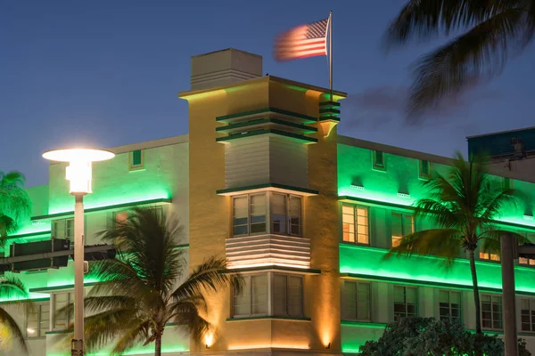 Miami beach architecture deco style mit amerikanischer flagge lange expo — Stockfoto