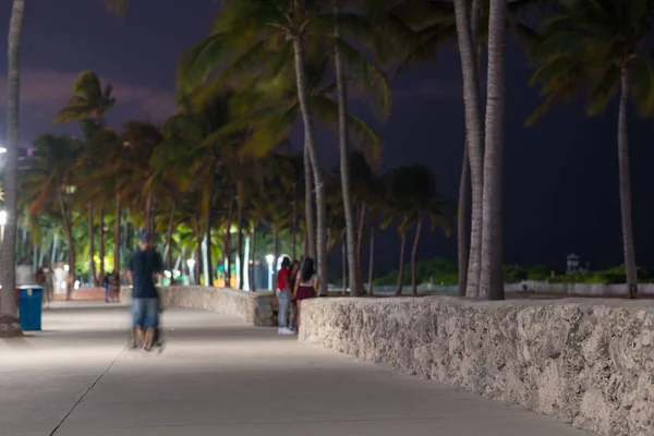 Menschen auf Ozean fahren Fußgängersteg Lummus Park in der Nacht — Stockfoto