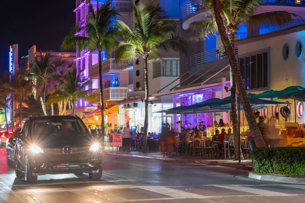 Νυχτερινή ζωή Miami Beach ωκεανός οδήγηση σκηνή φως νέον — Φωτογραφία Αρχείου