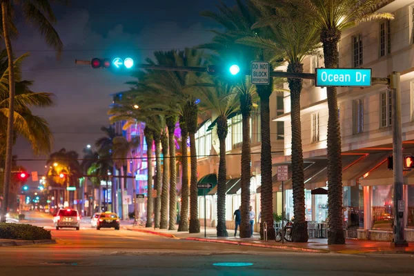 Miami Beach intersection 5th street and Ocean Drive green light — Stock Photo, Image