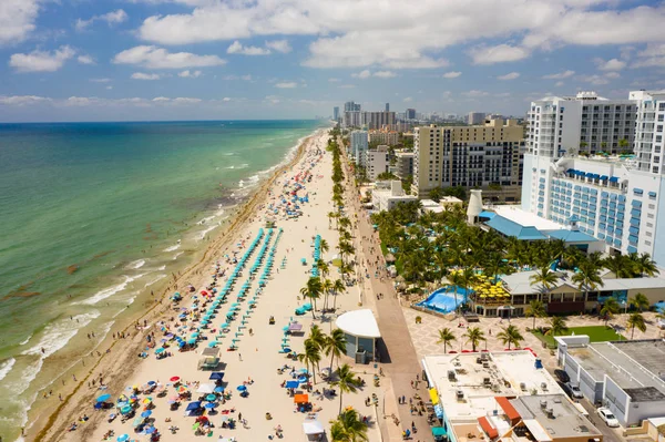 Foto aérea Hollywood Beach FL fines de semana de verano no logos — Foto de Stock