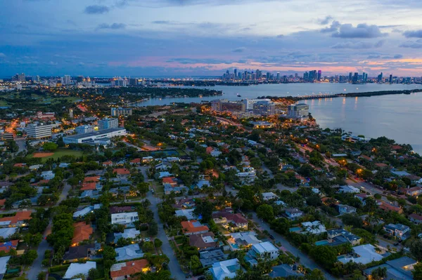 Aerial twilight photo Miami view of hospital neighborhood and ba — Stock Photo, Image