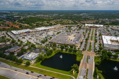 Hava fotoğrafı Waterford Lakes Town Center alışveriş plaza
