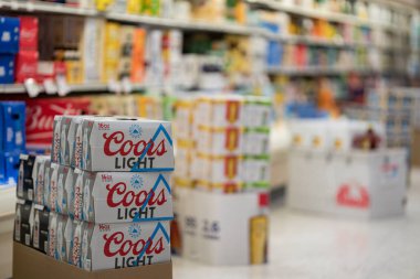 Bir süpermarkette Coors Hafif bira ambalaj