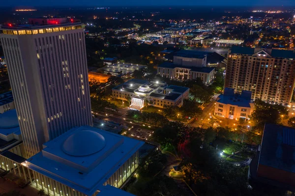 Florida State Capitol Building tiro com um drone à noite — Fotografia de Stock