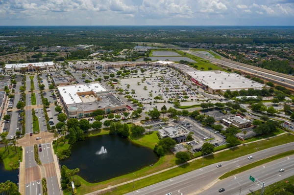 Foto udara Waterford Lakes Town Center shopping plaza — Stok Foto