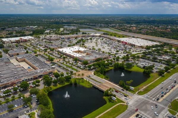 Hava fotoğrafı Waterford Lakes Town Center alışveriş plaza