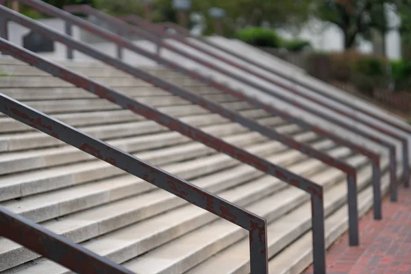 Trappen met geroeste leuningen — Stockfoto