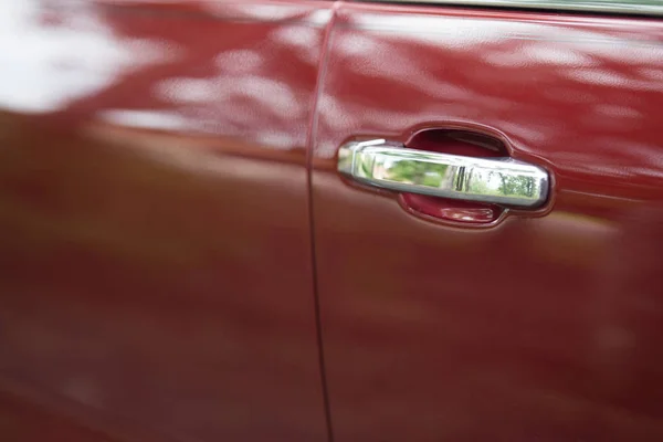 Kırmızı boyalı araçta krom kapı kolu — Stok fotoğraf
