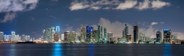 Geceleri Inanılmaz geniş açılı panorama Downtown Miami