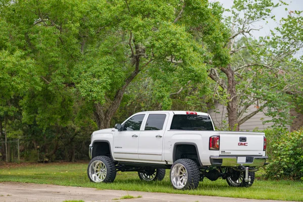 Bílá zvedl Gmc Pick up truck s velkými ráfky pneumatiky — Stock fotografie