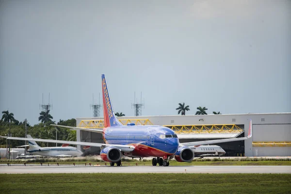 Pesawat barat daya di Bandara FLL — Stok Foto