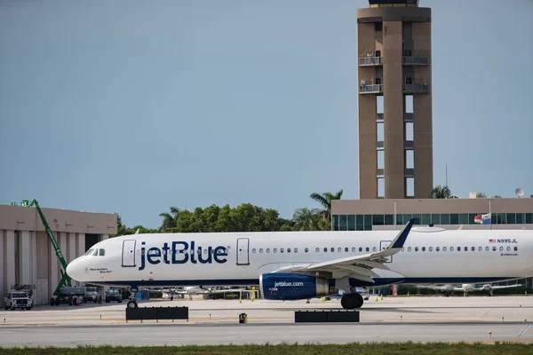 Pesawat Jet Blue dengan menara bandara di latar belakang — Stok Foto