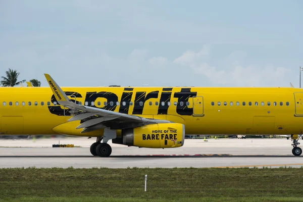 Spirit jet di bandara dicat kuning — Stok Foto