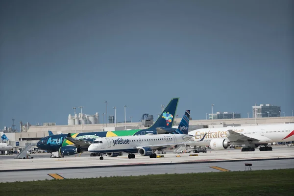 Pesawat di Bandar Udara Internasional Fort Lauderdale Florida USA — Stok Foto