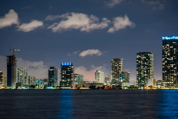Edgewater Miami på natten rullande moln bild — Stockfoto