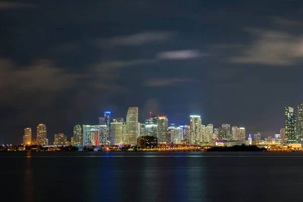 Ночь в центре Майами через залив Бискейн — стоковое фото