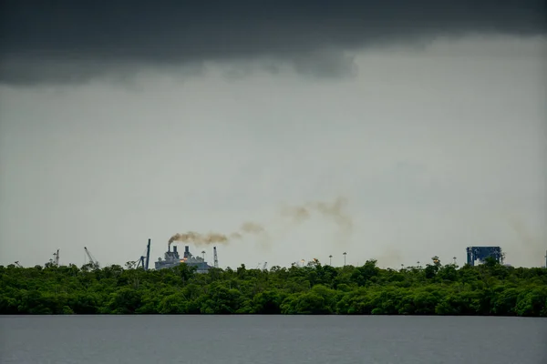 Avlägsen smog från fabriken med molnigt Storm moln — Stockfoto