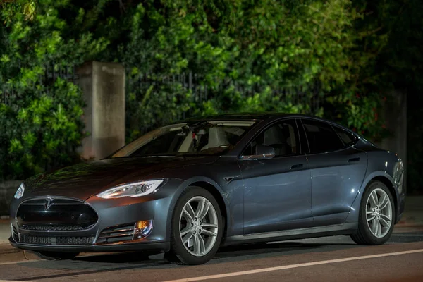 Éjjeli fénykép fényfestéssel Tesla Model S — Stock Fotó