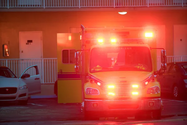 Ambulanza in risposta a una scena di incidente con luci lampeggianti — Foto Stock