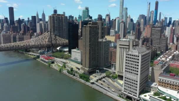 空中ドローン映像ニューヨークイーストサイドクイーンズボロ橋 — ストック動画