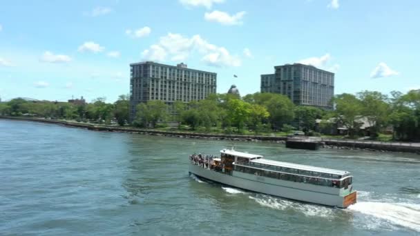 Vídeo Aéreo Barco Turístico Nova York East River — Vídeo de Stock