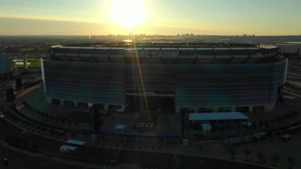 バックライト付きの日の出を持つ航空ビデオメットライフスタジアム — ストック動画