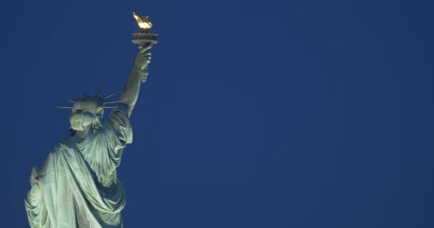 Estátua Liberdade Noite Céu Lbue Teleobjetiva Vídeo — Vídeo de Stock