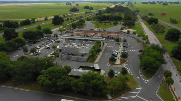 Lotnicze Drone Wideo Okahumpka Usługi Plaza Florida Turnpike Autostrada Truck — Wideo stockowe