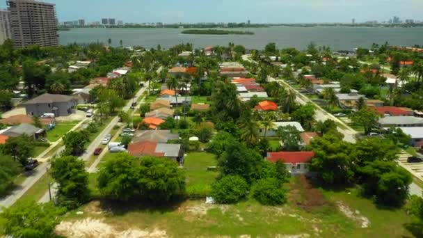 Terreno Vago Por Bairro Residencial — Vídeo de Stock