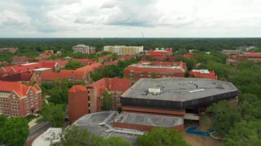  Havadan drone flyover Florida Üniversitesi üniversite kampüsü