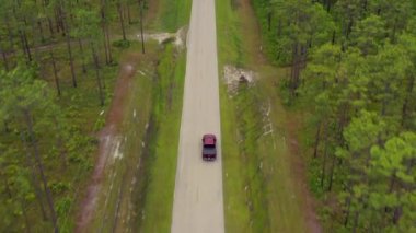 Hareket halindeki bir kamyonun üzerinde uçan hava aracı