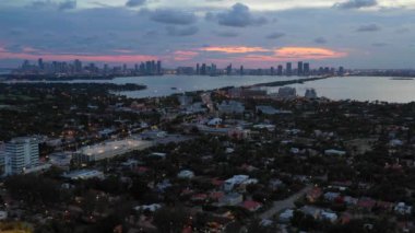 Gece hava Miami Biscayne Bay 4k yaklaşıyor