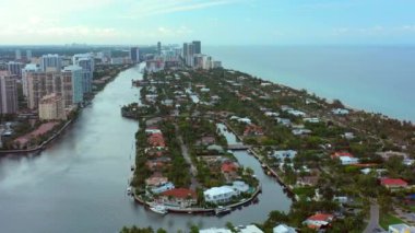 Güney Florida havadan drone görüntüleri su üzerinde konut evleri