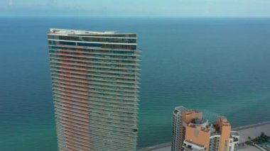 Video sahilde bir gökdelen üzerinde uçan