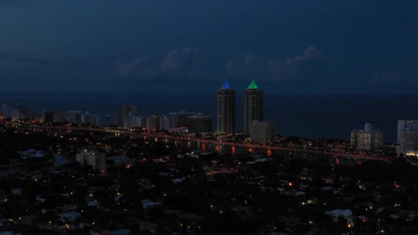 迈阿密海滩在黑暗的空中无人机镜头 — 图库视频影像