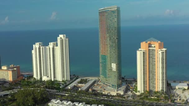 Antenne Armani Casa Und Strand Eigentumswohnungen Miami Sonnigen Inseln Strand — Stockvideo
