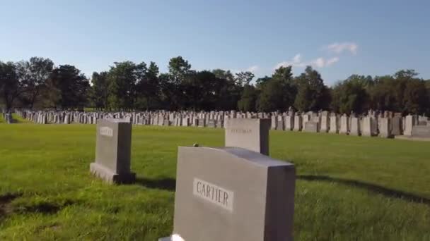 Zeitraffer Durch Einen Friedhof Fahren — Stockvideo