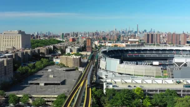 Tren Video Aéreo Pasando Por Yankee Stadium — Vídeo de stock