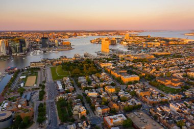 Baltimore Md'nin liman alacakaranlıkta çekilmiş drone fotoğrafı