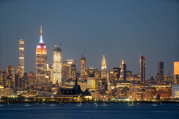 曼哈顿纽约市在晚上 — 图库照片