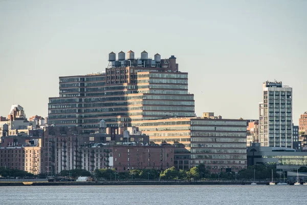 New York alte Fabrikarchitektur mit Wassertürmen auf dem Dach — Stockfoto