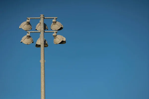 Luci dello stadio su un cielo blu — Foto Stock