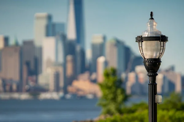 Lamp post with New York City in the background — Stock Photo, Image